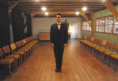 Der Tanz- und Benimmlehrer der Bräutschule 1958 Jörg Henseling im noch leeren Tanzsaal 